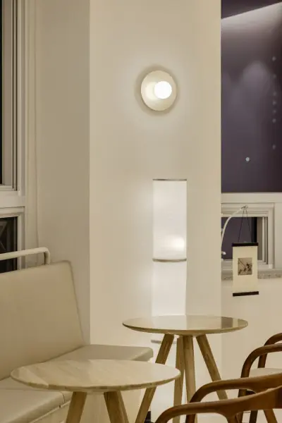 은은한 조명이 감싸는 미니멀 갤러리 좌석 공간